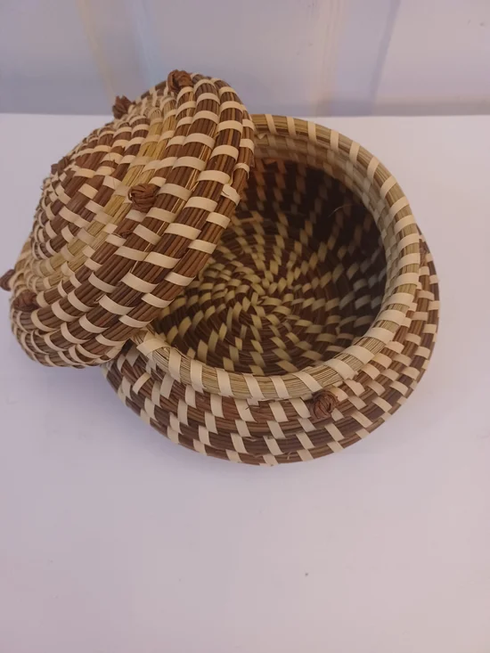 Vintage Gullah Style Coiled Sweetgrass Lidded Basket Knot Detail On Top