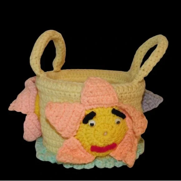 Vintage Crocheted Basket w 3 Adorable Flower Faces 7