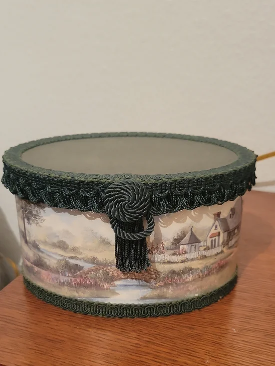 1995 Decorative Green Trimmed Scenic Oval Box