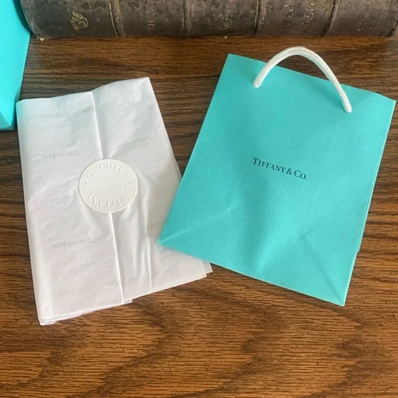 Tiffany  bag and tissue set 717