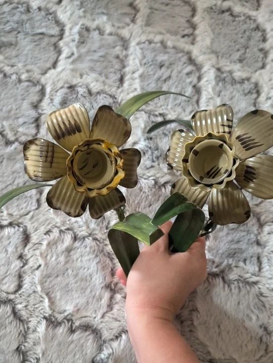 Metal Daffodil Flower Candle Holder Set in Olive Green and Gold