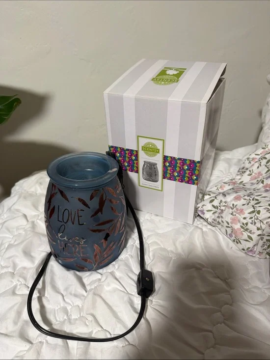 Scentsy Blue Electric Warmer with Leaf Cutouts and 
