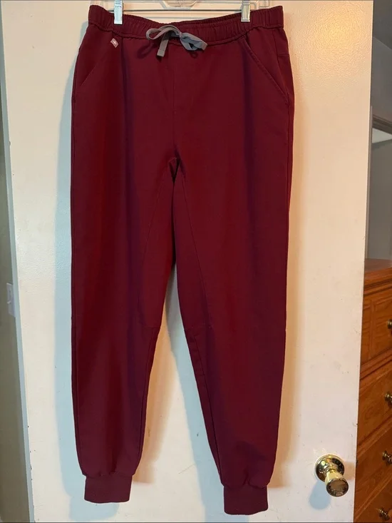 Figs maroon Men’s Scrub Jogger Pants with Drawstring