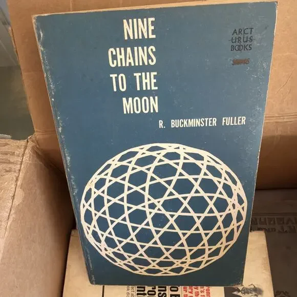 Nine Chains to the Moon‎