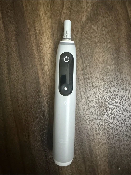 Electric Oral Care Handle in Light Gray iO6