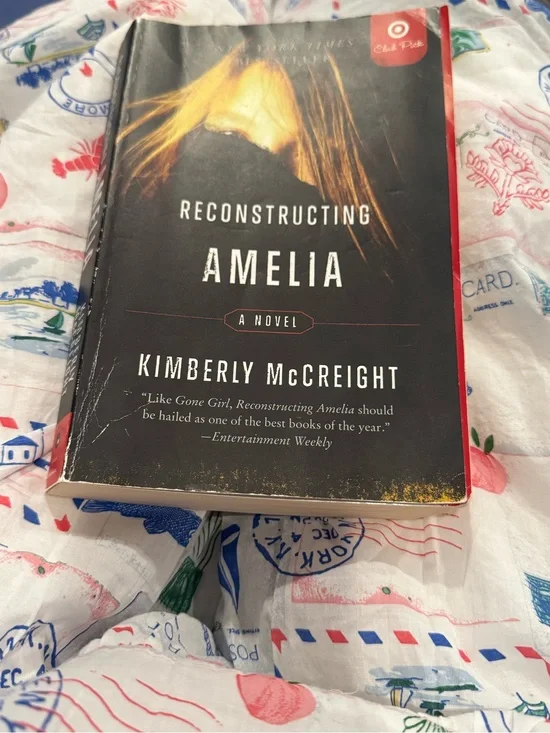 Reconstructing Amelia by Kimberly McCreight - Black Cover with Yellow Accent