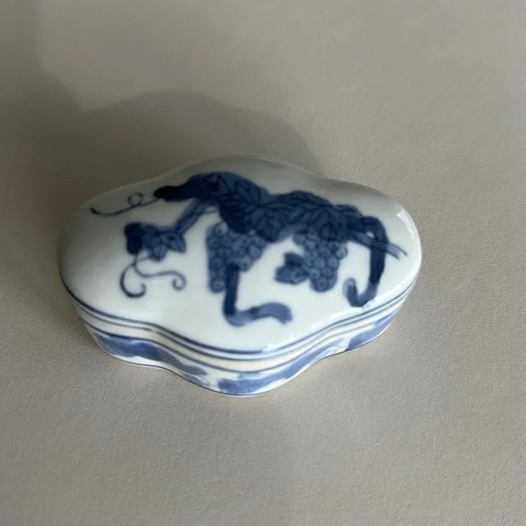 Vintage Williams Sonoma Chinoiserie Small Rounded Box in Blue and White