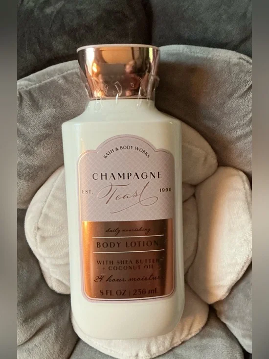 NWT Bath & Body Works Champagne Toast Lotion in White & Rose Gold Bottle