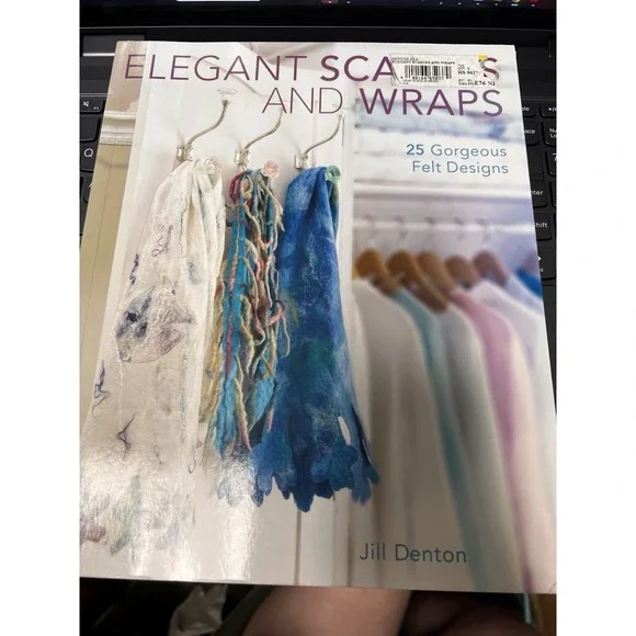 027-003 *B3G1 Elegant‎ Scarves And Wraps: 25 Gorgeous Felt Designs Book