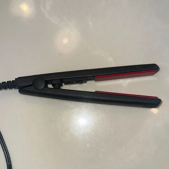 TRAVEL Black and Red Hair Straightener