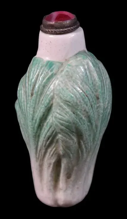 Chinese Porcelain Cabbage Snuff Bottle