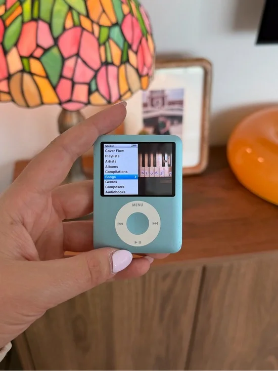 Blue Apple IPod Nano 3rd Generation 8GB MP3/MP4