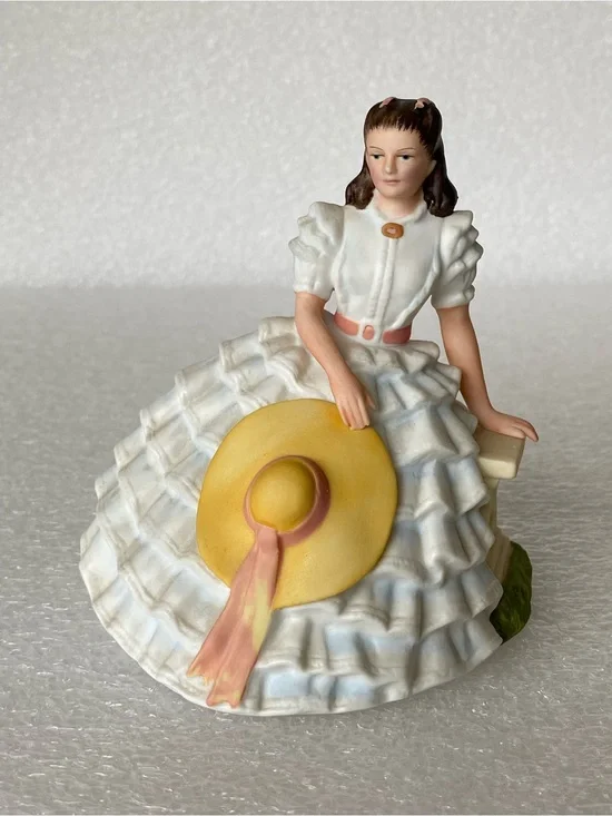 Avon Images of Hollywood Viven Leigh as SCARLETT O'Hara Porcelain Figurine 1983