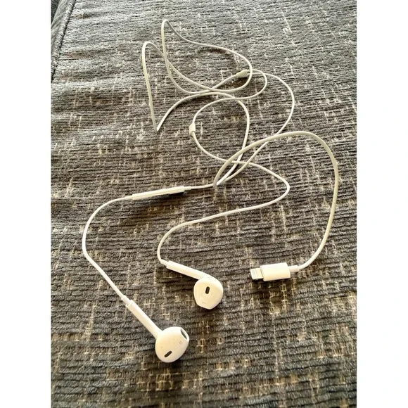 Apple EarPods Lightning Connector *NOT TESTED* Wired Headphones In-Ear