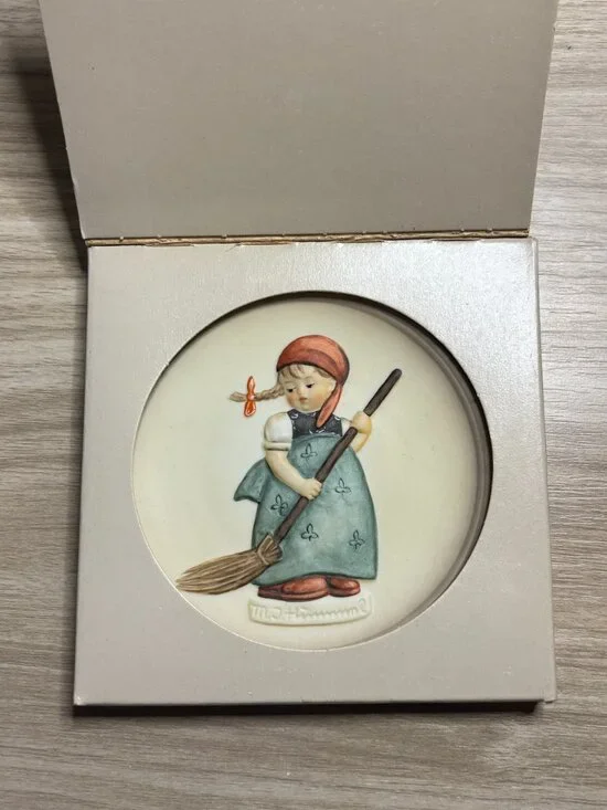 vintage 1988 Goebel Hummel miniature Little Sweeper plate Little Homemaker serie