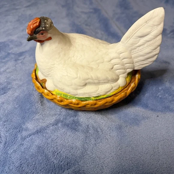 Vintage Staffordshire 19th century White Ceramic‎ Hen on Nest Decorative Bird