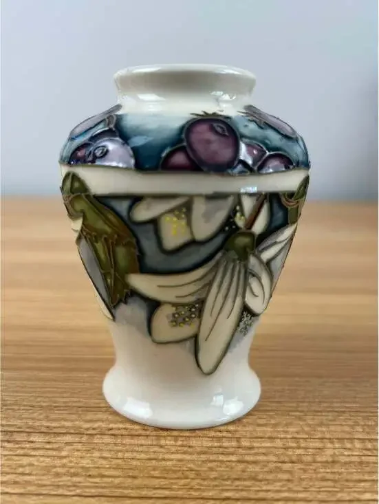 MOORCROFT ART POTTERY JUNEBERRY PATTERN BY ANJI DAVENPORT 22/3 VASE