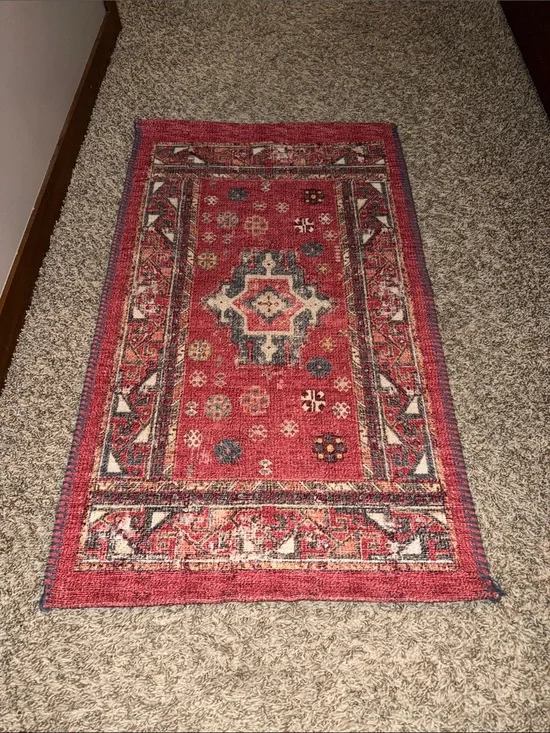 Red Vintage-Style Accent Rug - Classic Pattern