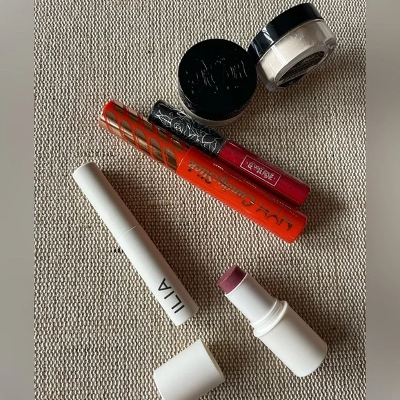 Gift set featuring 6 full-size and travel-size skincare products