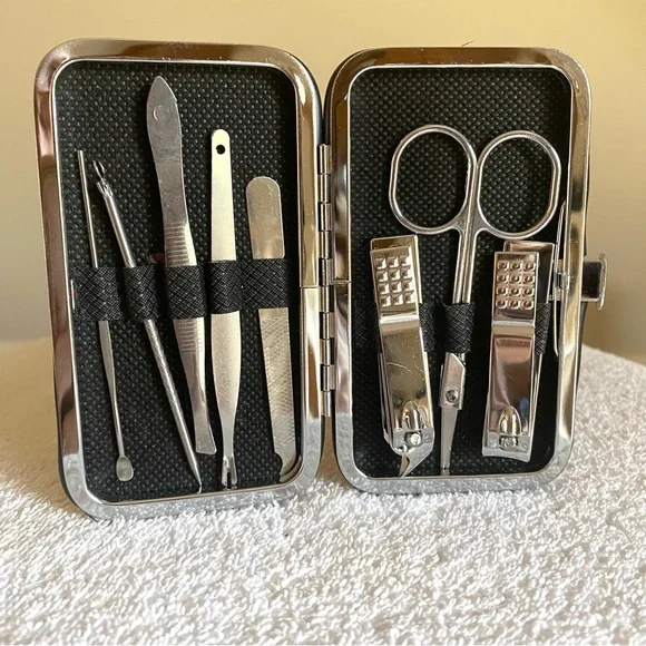 🎅🏻 SALE! Manicure Set 8pc silver in a red Case brand new great for men women