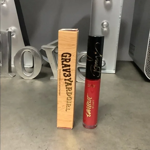 NEW‎ GRAV3YARD GIRL SWAMP FAMILY LIP PAINT