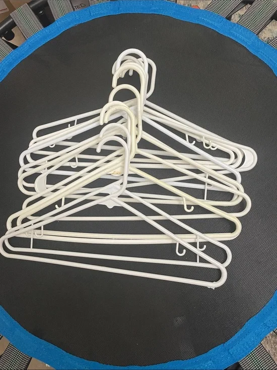 🖤5/$25.  12 Pack of White Plastic Clothing Hangers