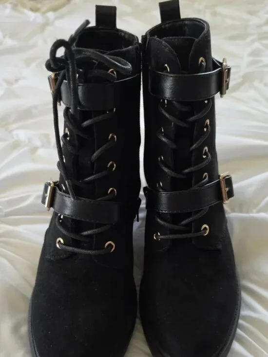 Black Boots Sz 8 Like New