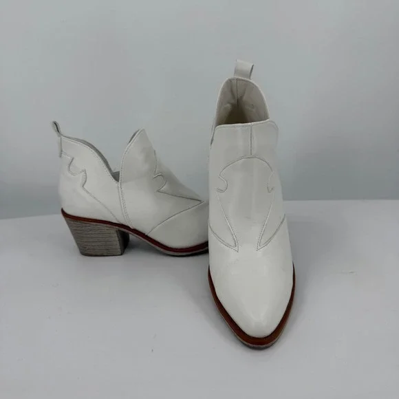 Pierre Dumas Womens White Western V-Cut Pointed Toe Ankle Booties Size 9