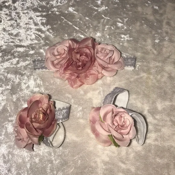 NWOT! Infant floral/lace like footies with matching flower headband
