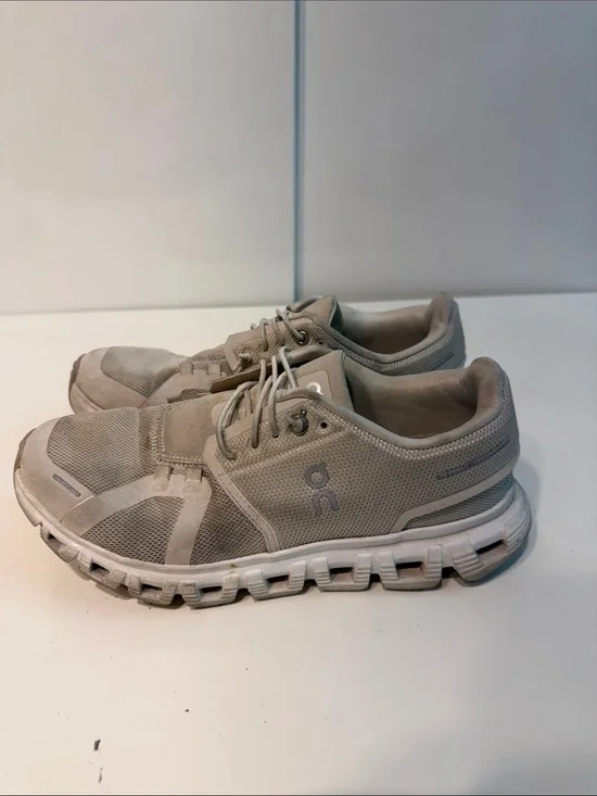 Used On Running women’s Athletic Sneakers - Light Gray sz 8.5 Onclouds