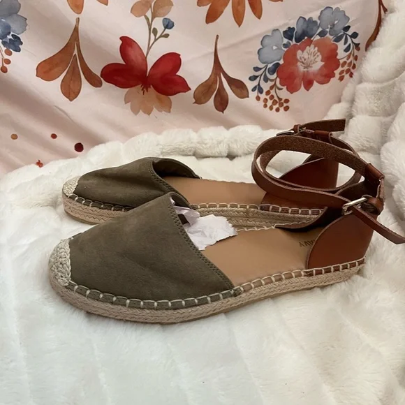 Old Navy 9 Faux Leather Suede Modern Boho Casual Goblincore Espadrille Flats