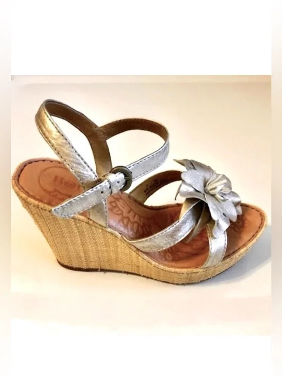 BORN Miss Panna Cotta Flower Silver Leather 4.5”H Wedge Espadrille Sandals 7.5