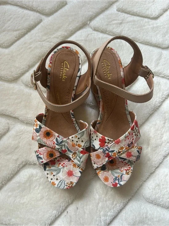Clark’s Chicly Floral Wedge Sandals in White Floral