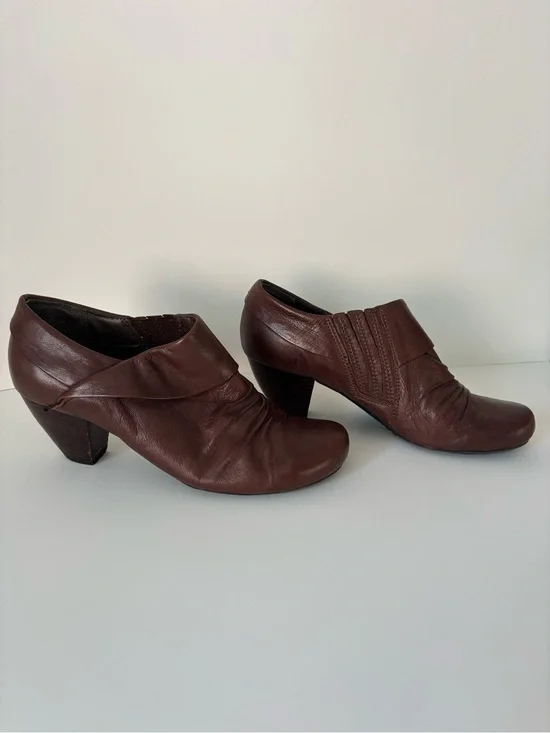 Women's Baretraps Tynessa Brown Leather Ruched Low-Heel Booties