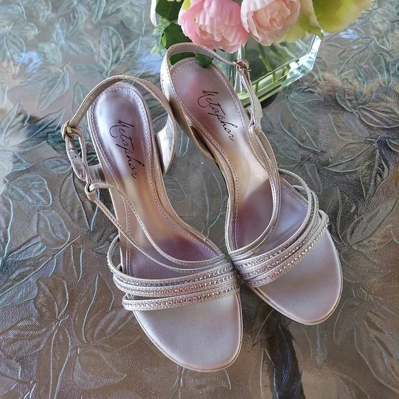Verena gray silver woman's sandals. Size 8M Formal Wedding Bridesmaid Gift heal