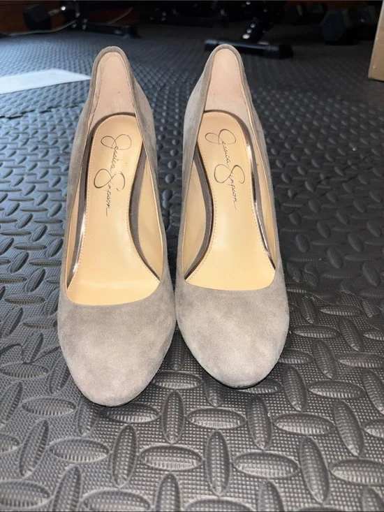 Jessica Simpson Light Gray Suede Round-Toe Pumps