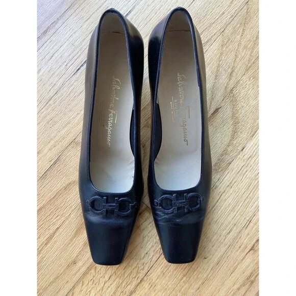 SALVATORE FERRAGAMO 7 B black leather pumps metal‎ logo