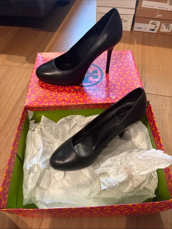 Tory Burch Black Leather Pointed Toe Stiletto Heels