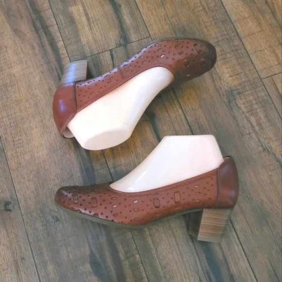 Stefano - Brown Burnished Perforated Heels‎