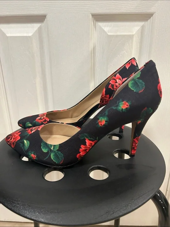 Vince Camuto Floral Pumps Size 9.5