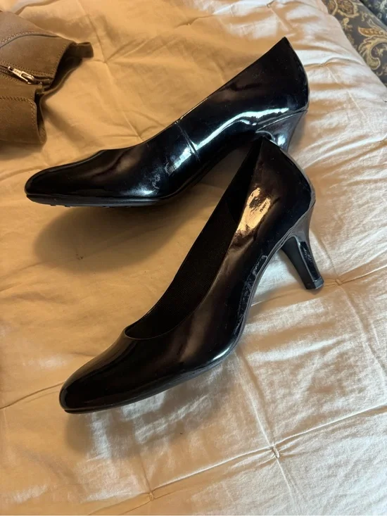 Life Stride Black Patent Mid Heel Pumps