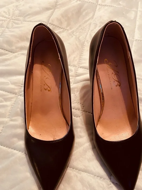 Elegant Black Pointed-Toe Heels