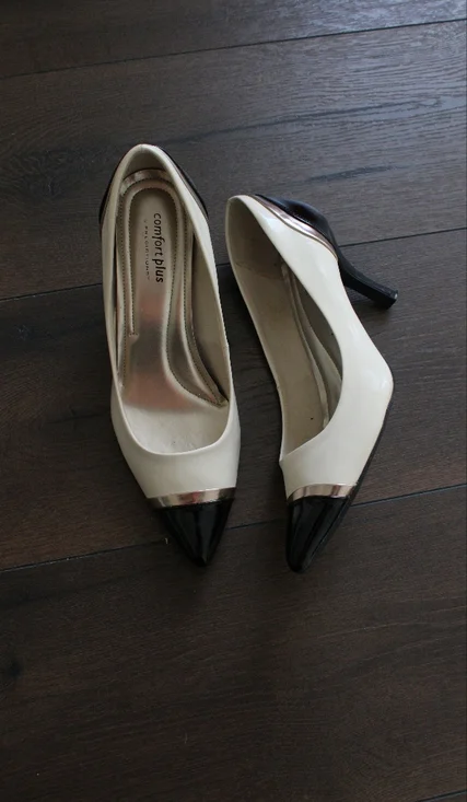 Predictions Ivory and Black Pointed Toe Heels‎ with Gold Accent