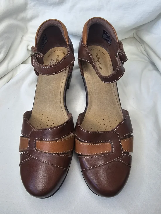 Clarks Emily Daisy Heels Two-tone Dark Tan Leather Design Low Heel Ankle Strap