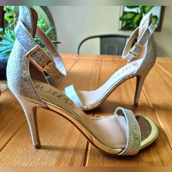 Wild Pair 'Blaire'‎ Gold Glitter Heels - Size 6.5