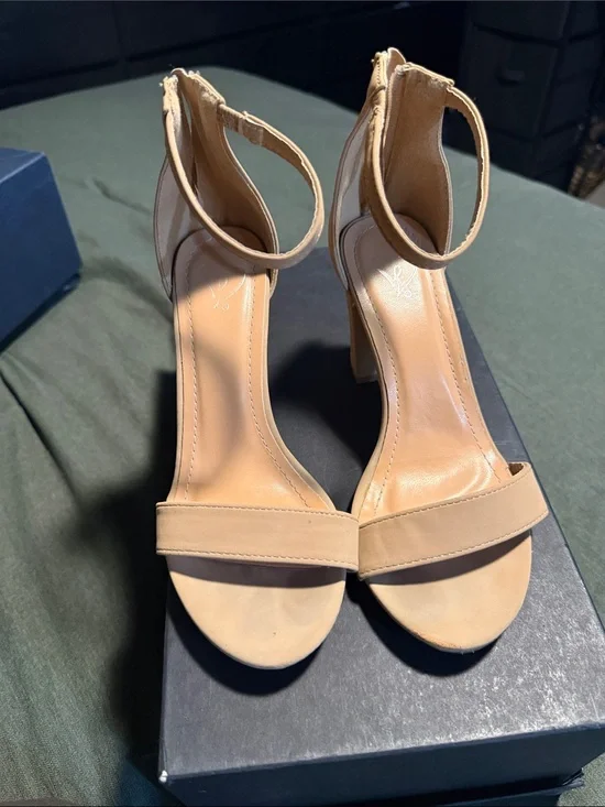 Women’s Ankle-Strap Block Heel Sandals in Tan
