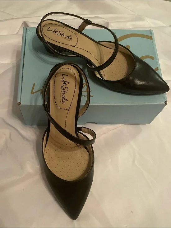 Life Stride Minimalist Soft System Black Pointed Toe Slingback Heels Size 8 Wide