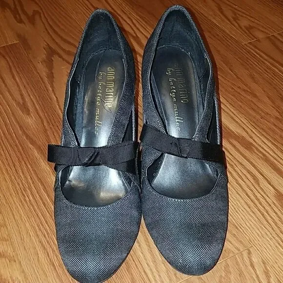 Ann Marino by Bettye Muller  bow heels Sz. 9 .
