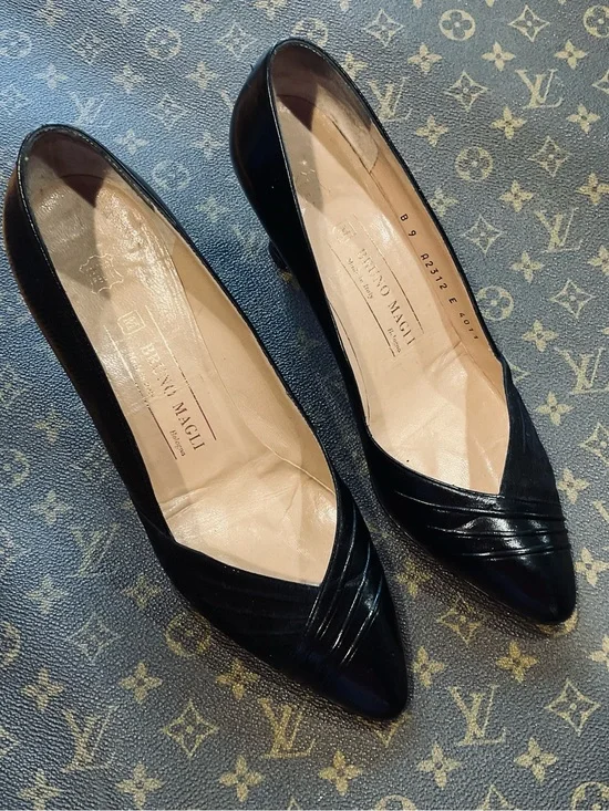 Bruno Magli Black Pointed-Toe Leather Pumps with Pleated Detail