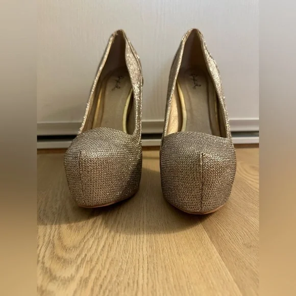 Gently Worn SZ 9 Elegant Gold Women's Heels
